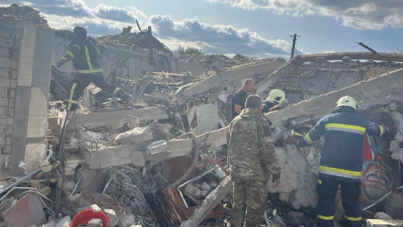 La Russia rade al suolo un villaggio ucraino e uccide 49 civili: la condanna dell'Onu