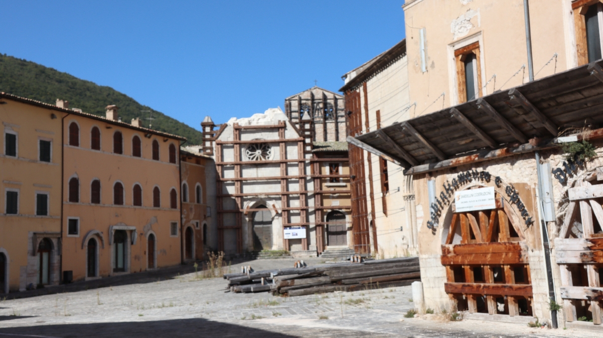 Visso prova a rinascere dal terremoto del 2016, ancora chiuso il centro storico: le foto