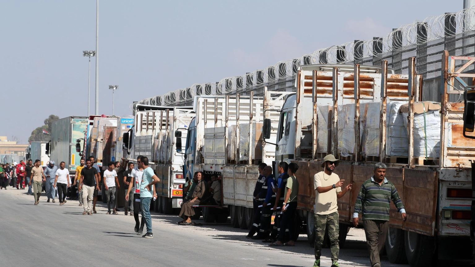 Gaza, aperto (e subito richiuso) il valico con l'Egitto: in città i primi 20 camion con aiuti umanitari