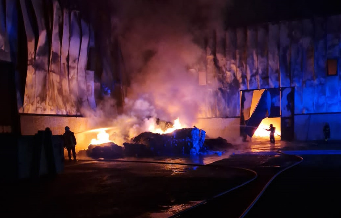 L'Aquila, incendio nel deposito della raccolta rifiuti: distrutti 26 mezzi dell'Asm