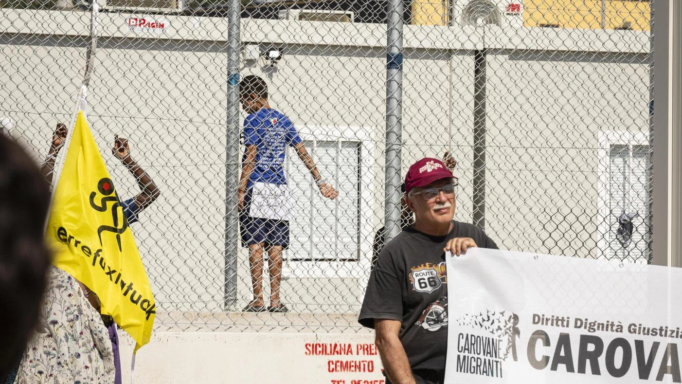 Migranti, Cgil e associazioni in piazza a Pozzallo: "Contro la disumanità delle strutture e del governo"