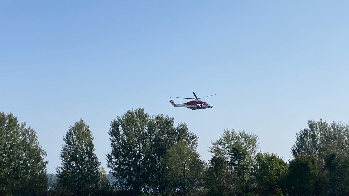 Elicottero precipita in un lago artificiale: si cercano due dispersi