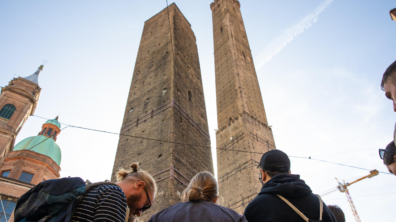 La piazza sotto le Due Torri di Bologna in fase di restauro dovrà restare chiusa per anni