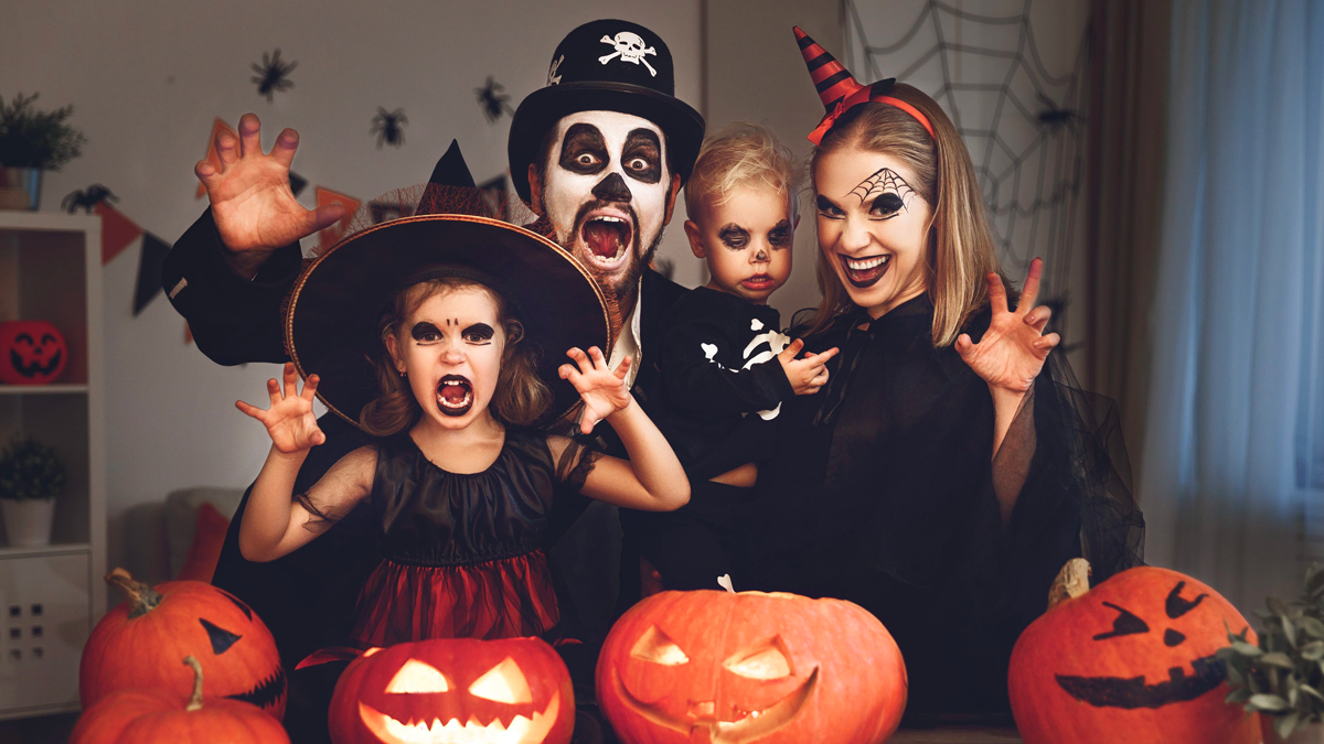 Halloween, attenzione a occhi e pelle:  i rischi che si corrono con trucchi e parrucche