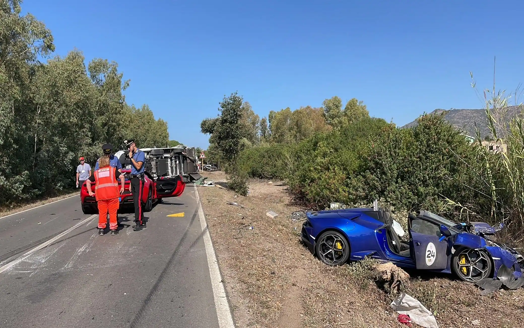 Incidente tra una Ferrari, una Lamborghini e un camper: morti carbonizzati due turisti