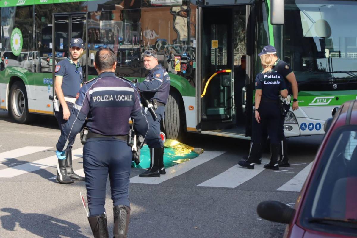 Travolto da un bus mentre attraversava sulle strisce: morto un 48enne