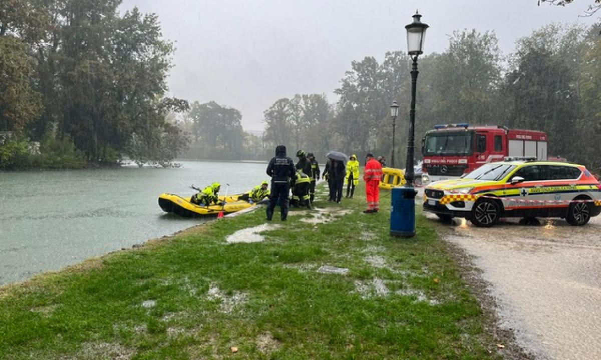 Cadavere nel laghetto del Parco Ducale, morta una donna di 56 anni: si indaga sulle cause