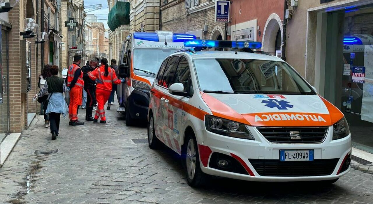 Accoltellato in centro a Macerata, i passanti bloccano l'aggressore