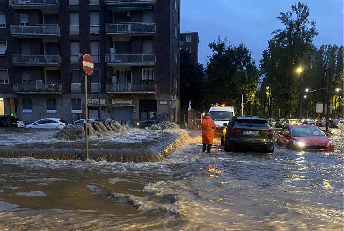 Esonda il Seveso a Milano, sottopassi allagati e traffico bloccato: decine di interventi dei Vigili del Fuoco