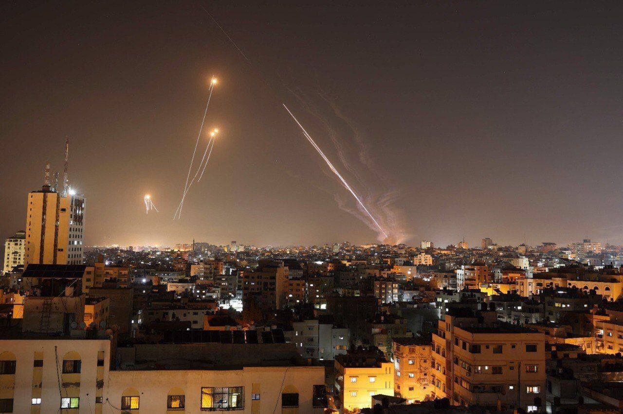 Guerra di Gaza, Hamas: "Raffiche di missili contro l'aeroporto di Tel Aviv, vendichiamo i civili"