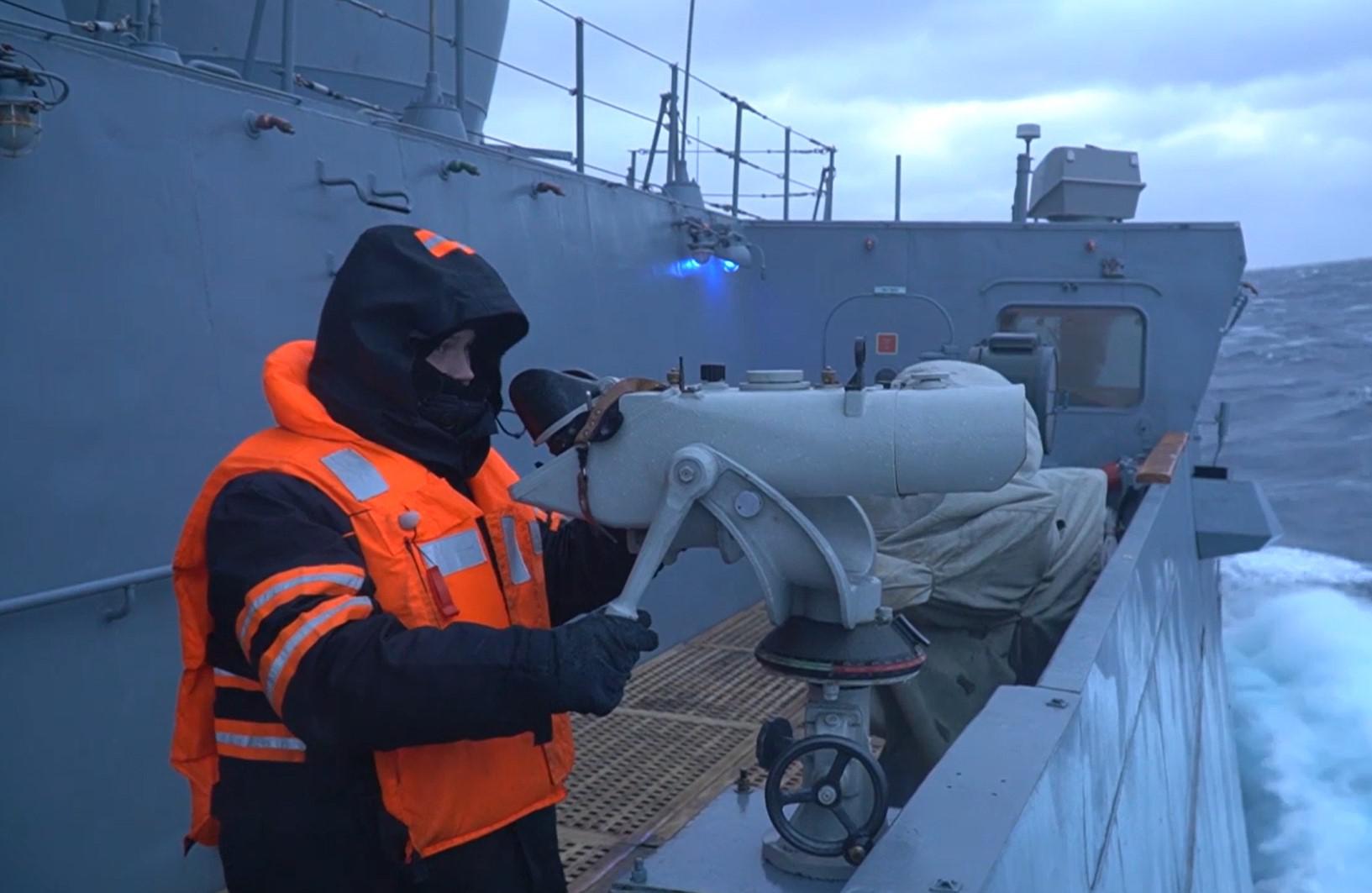 Gli 007 di Londra: la Russia vuole colpire le navi civili sul Mar Nero e incolpare Kiev