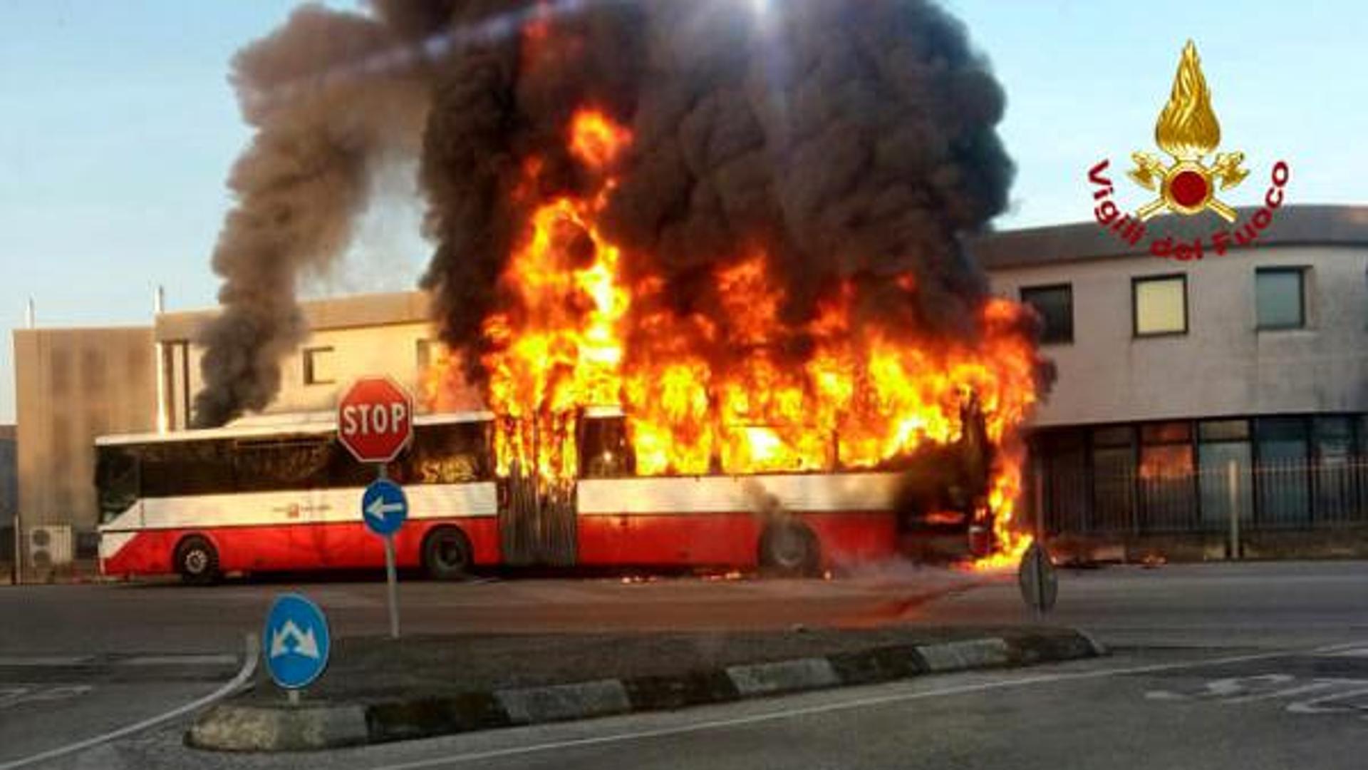 Autobus in fiamme vicino a un liceo, l'autista salva 50 studenti a bordo
