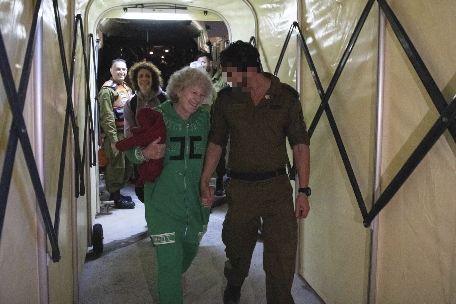 Israele, il racconto dell'ostaggio: "Chiusi in una stanza soffocante, avevamo fame"