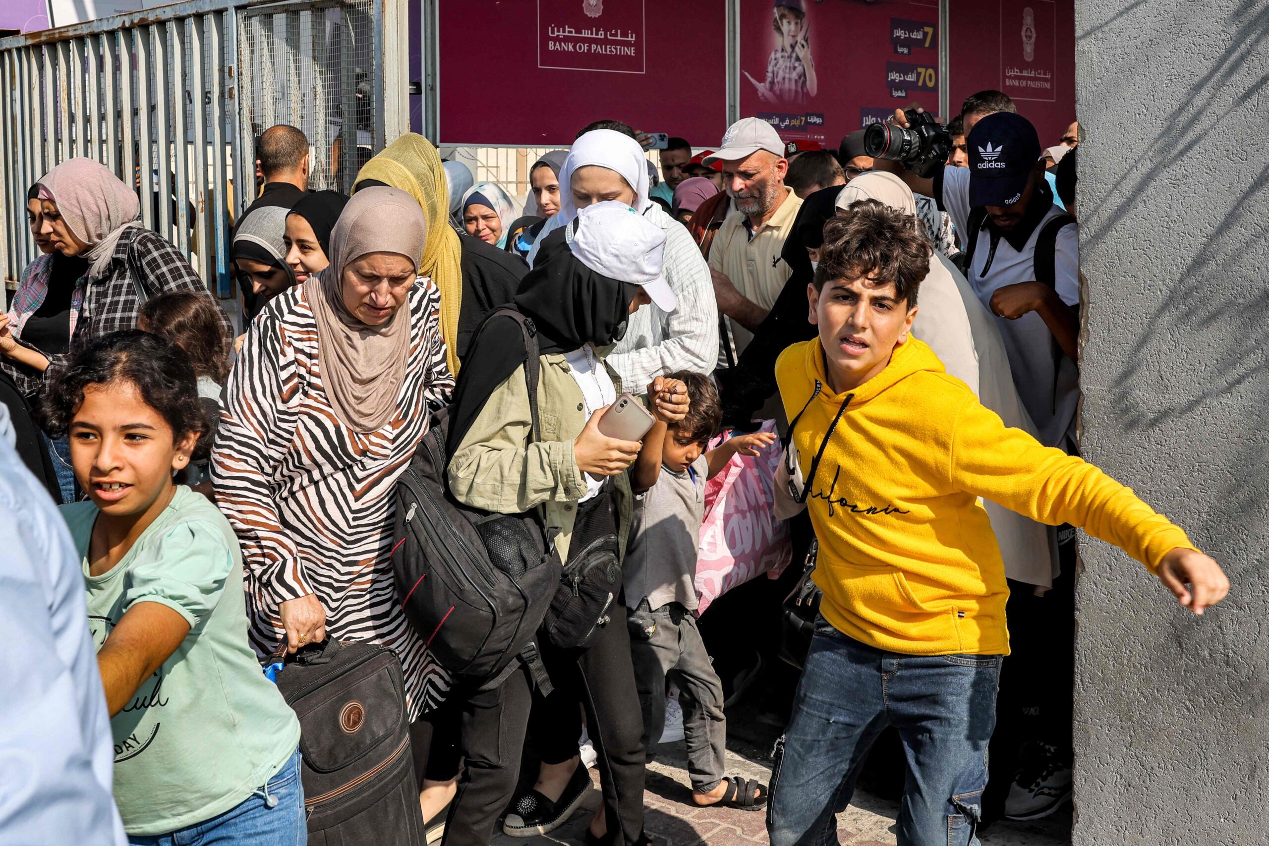 Gaza, apre parzialmente il valico di Rafah: 80 palestinesi feriti e 400 stranieri in Egitto