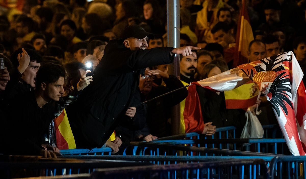 Madrid, l'estrema destra franchista contesta il Psoe e aggredisce i giornalisti