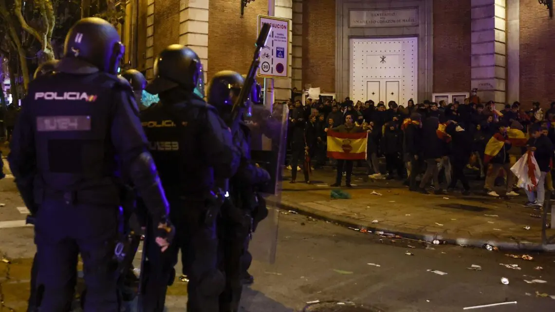 Proteste della destra davanti alla sede del Psoe per il patto con gli indipendentisti catalani