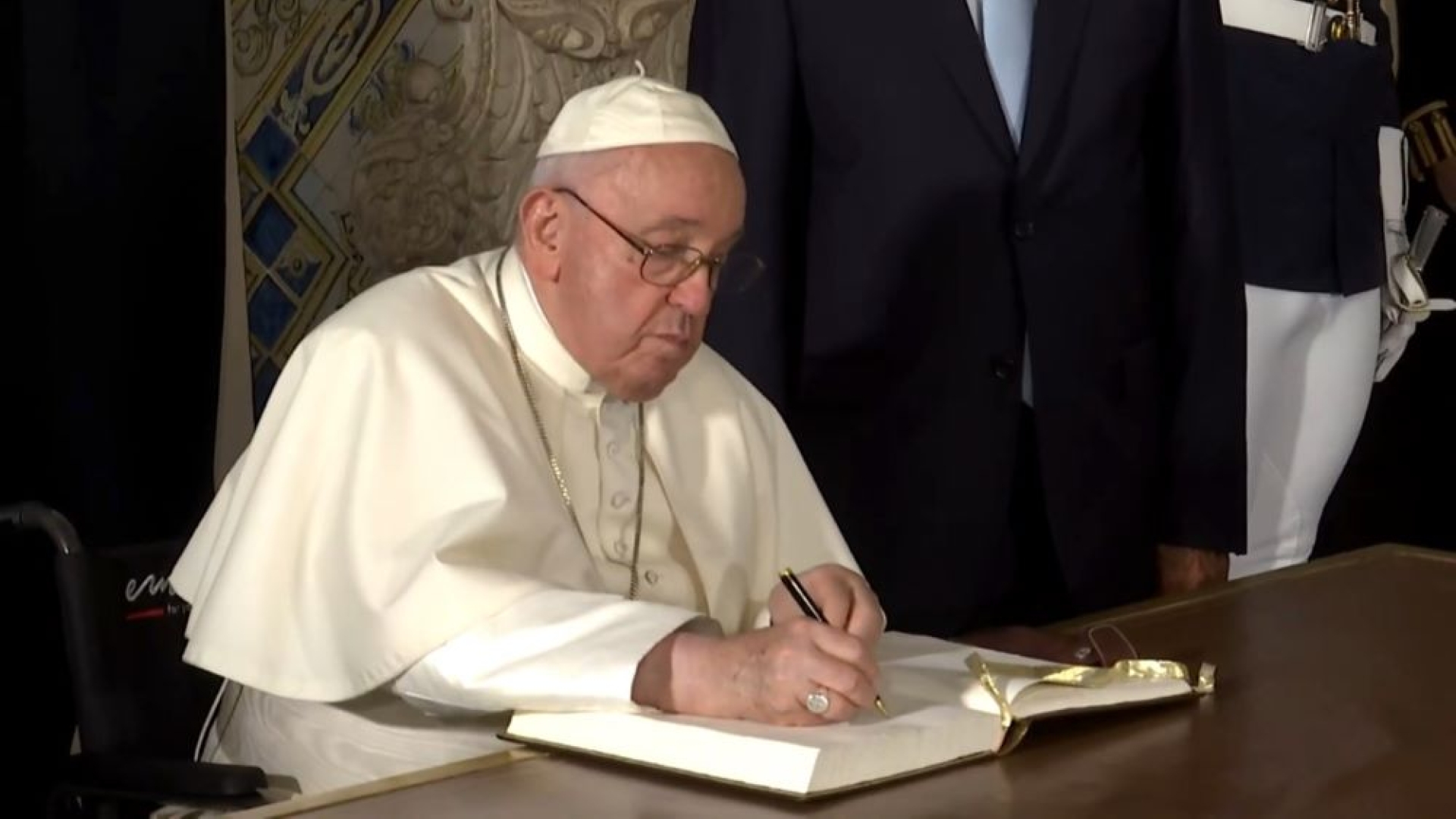 Papa Francesco: "A Gaza continui la tregua e pensiamo anche all'Ucraina: solo chi fabbrica armi guadagna con la guerra"