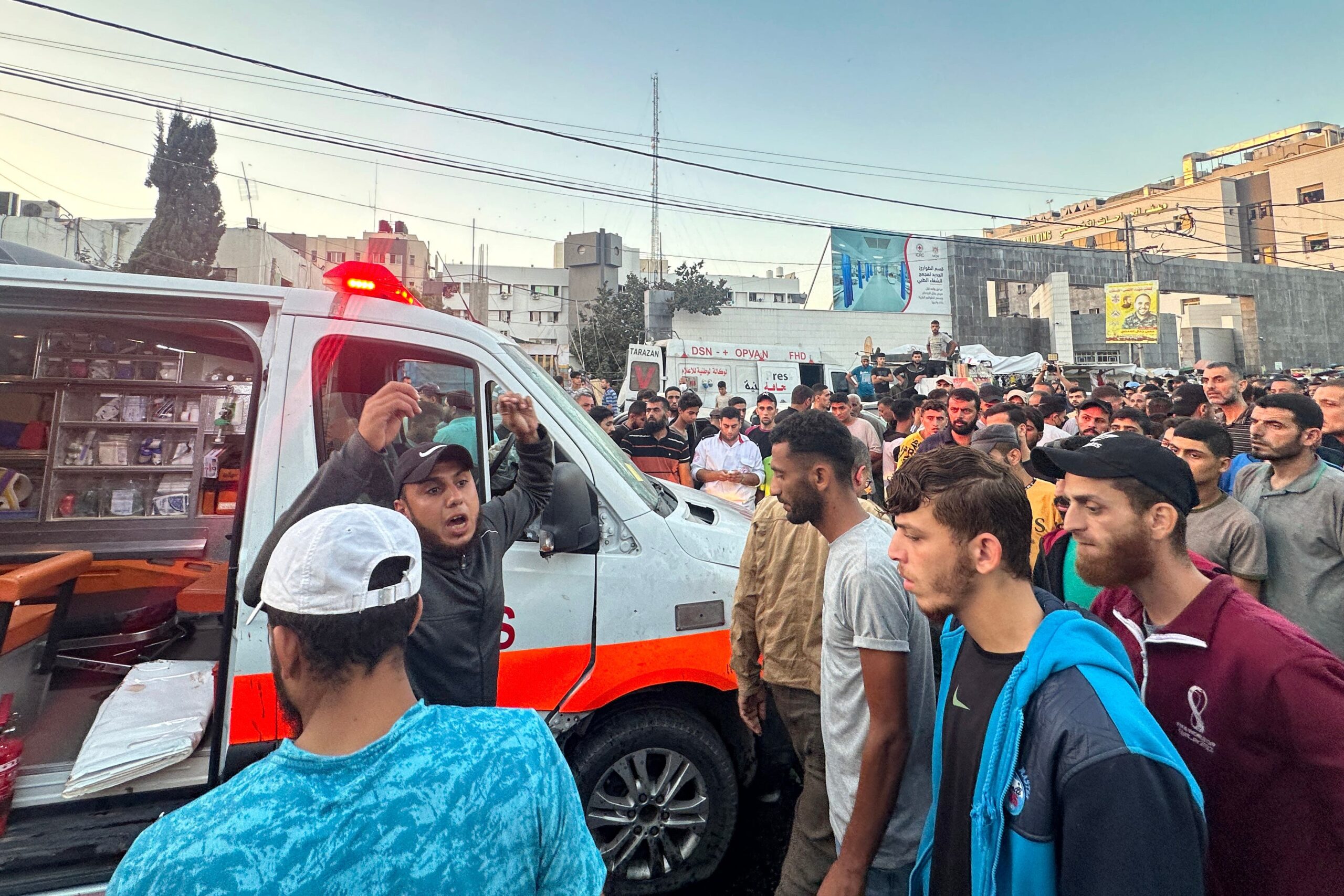 Bombe israeliane sulle ambulanze: per la Mezzaluna Rossa Palestinese è un crimine di guerra