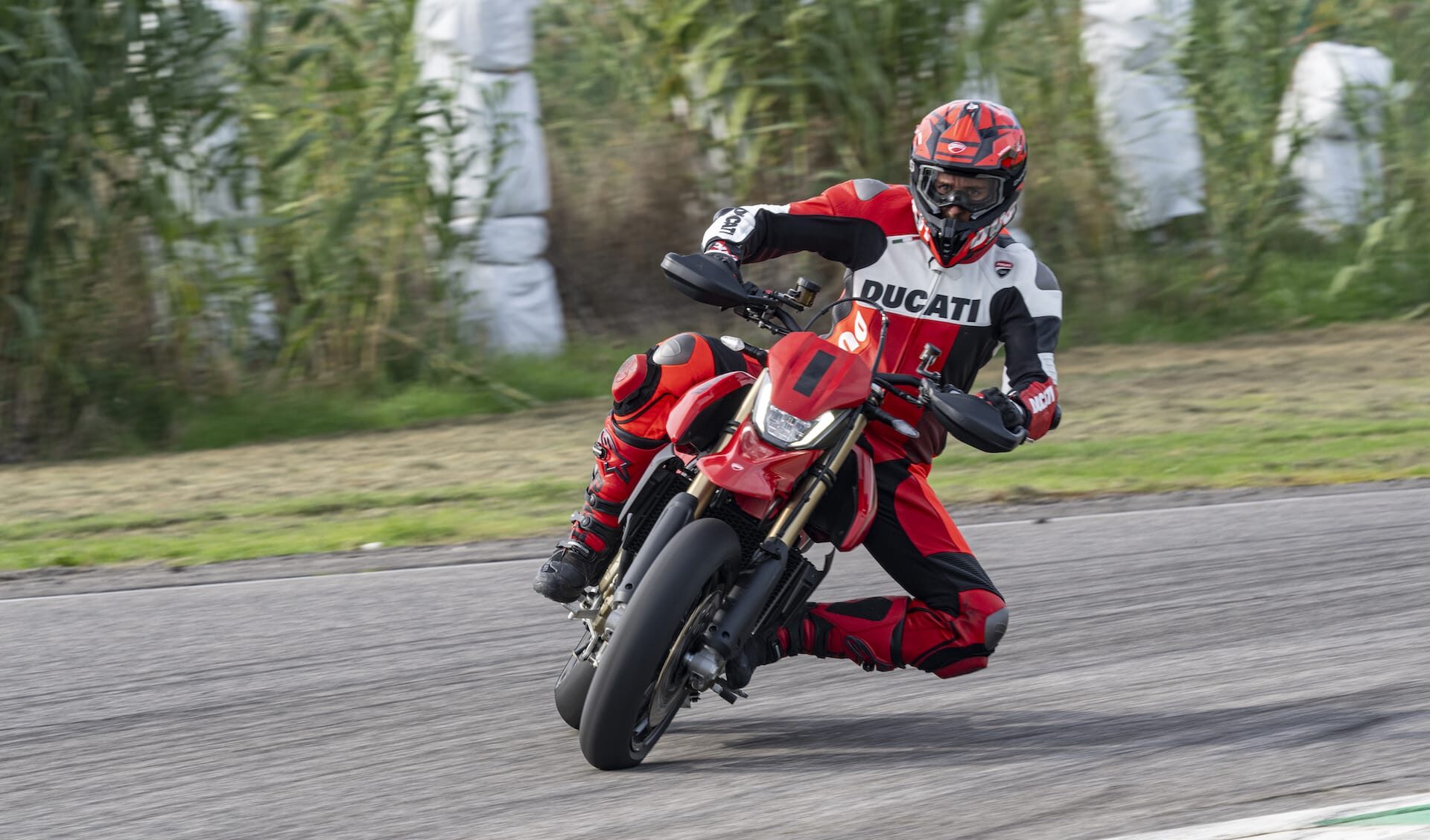 Ducati, ecco la nuova Hypermotard 698: la "Moto più bella" dell'EICMA 2023