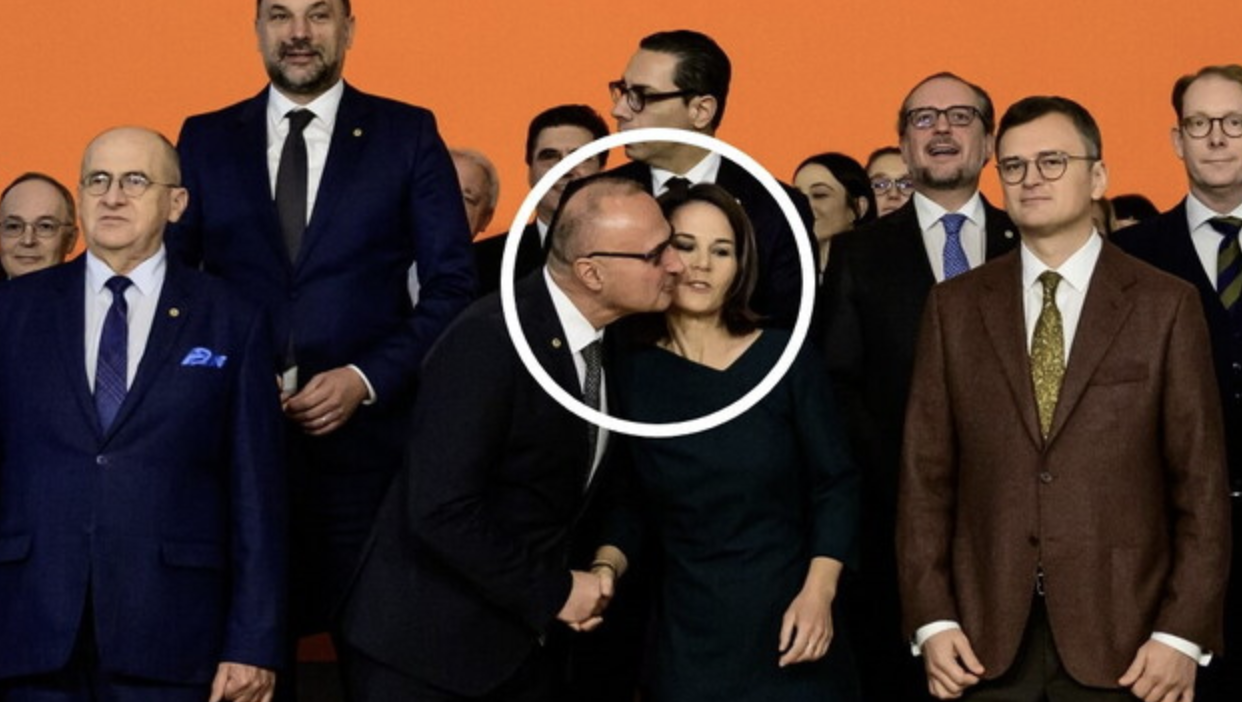 Il ministro croato tenta di baciare in bocca Annalena Baerbock: polemica in Germania e Croazia