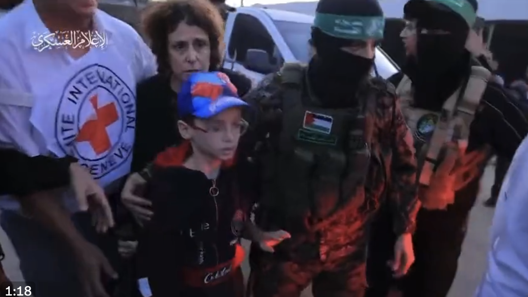 I primi ostaggi israeliani a casa mentre prigionieri palestinesi sono stati liberati