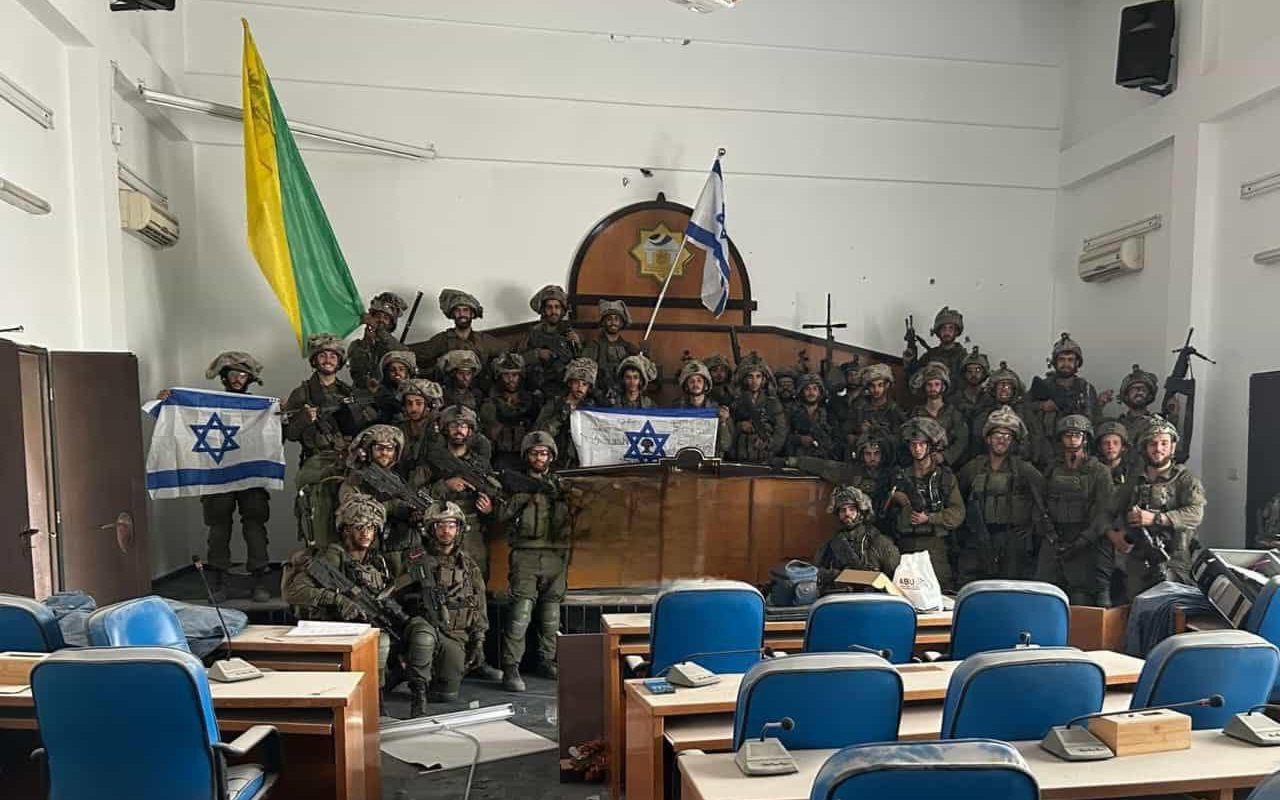 Le truppe israeliane entrano nel parlamento di Gaza