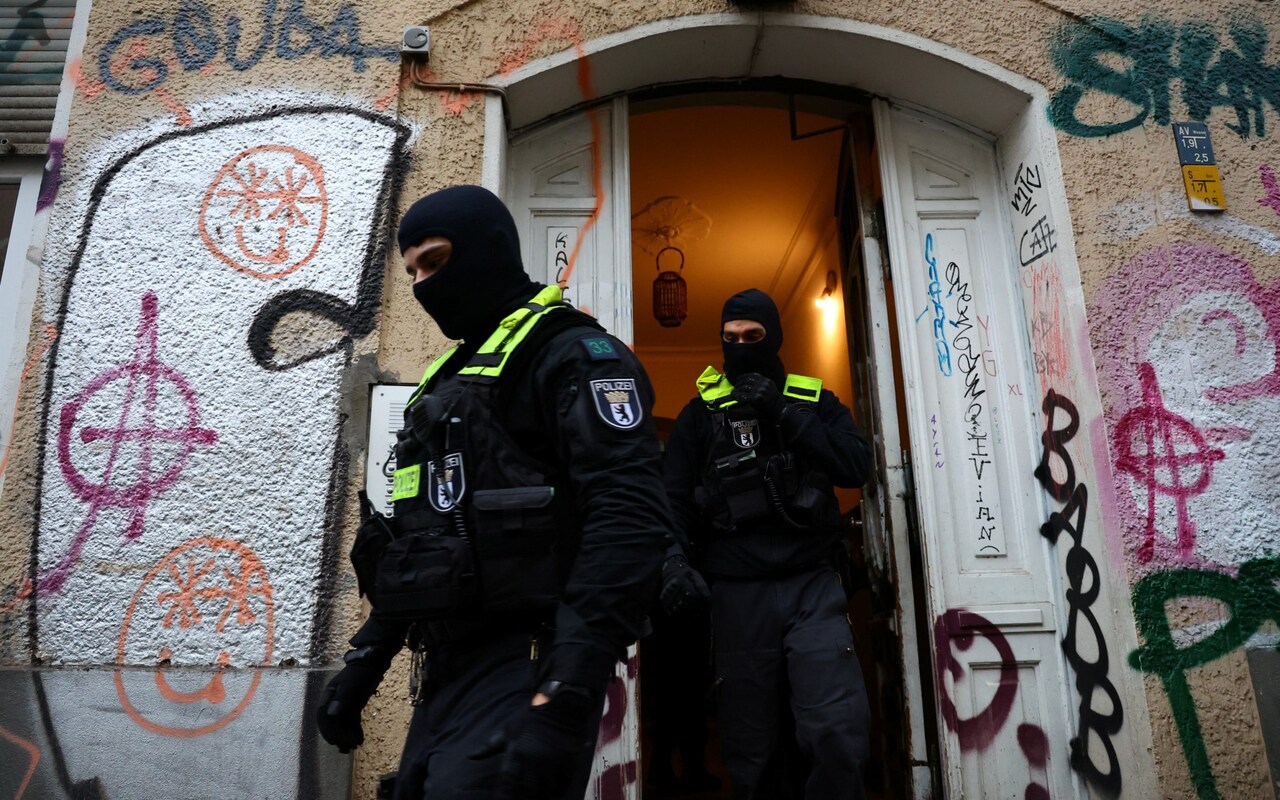 In Germania raid della polizia nelle case dei sostenitori di Hamas: "No al sostegno al terrorismo"