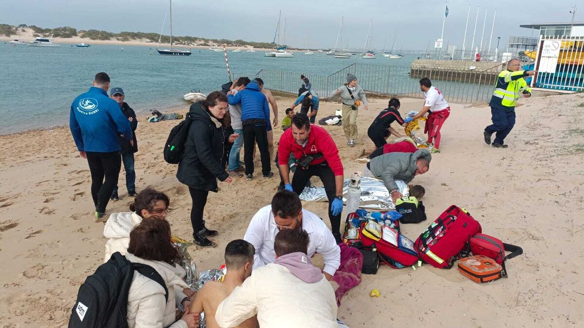 Trafficanti gettano in acqua i migranti e ripartono: 4 morti e tre ricoverati per ipotermia