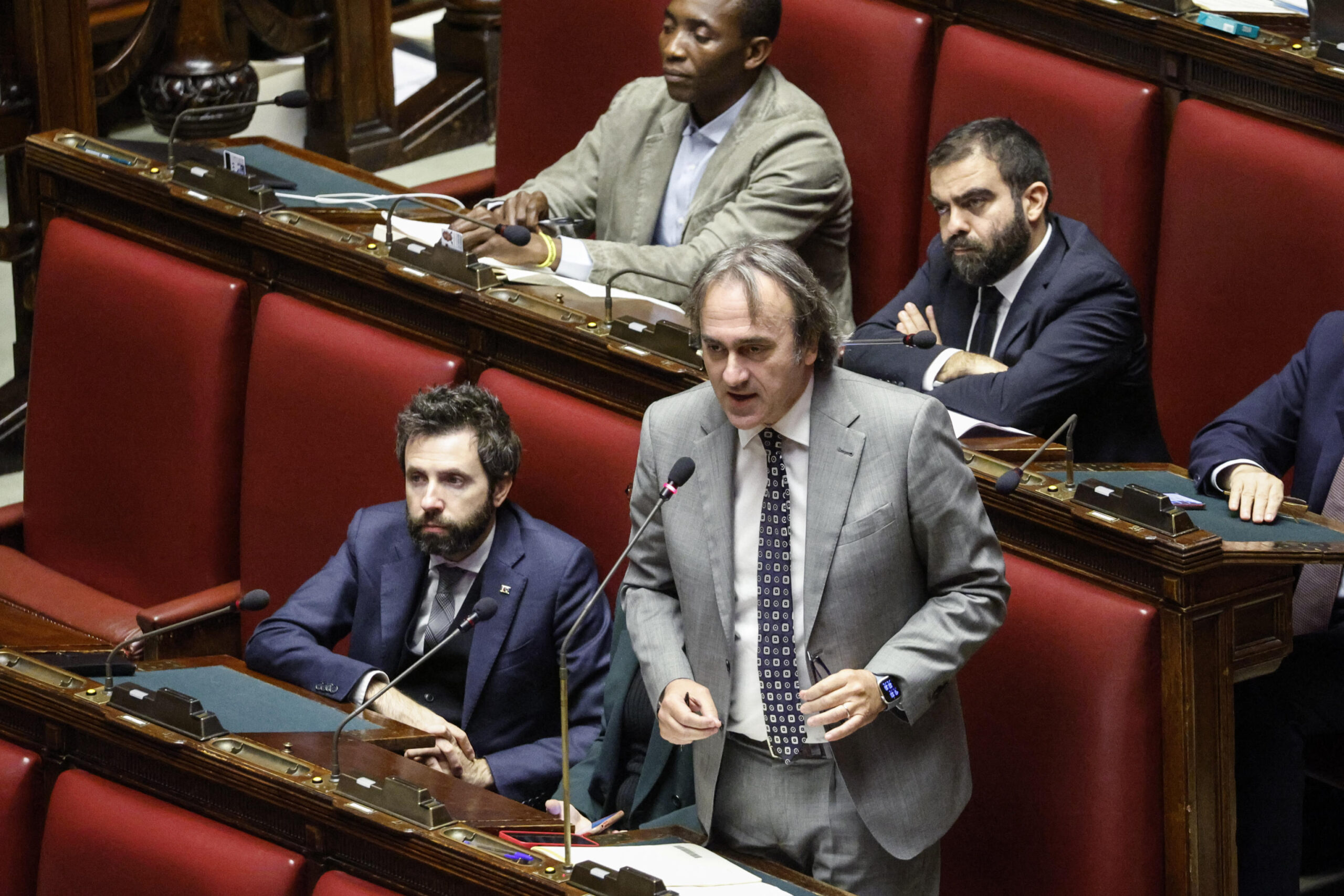 Export di armi, Bonelli denuncia: "L'Italia guadagna più di tutti con le guerre in corso, è una vergogna"