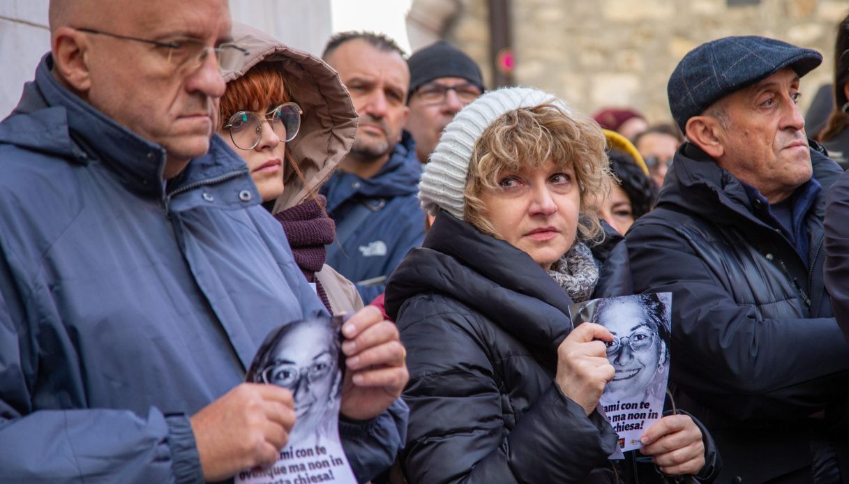 Elisa Claps, centinaia di persone protestano contro la riapertura della chiesa: "Vergogna"