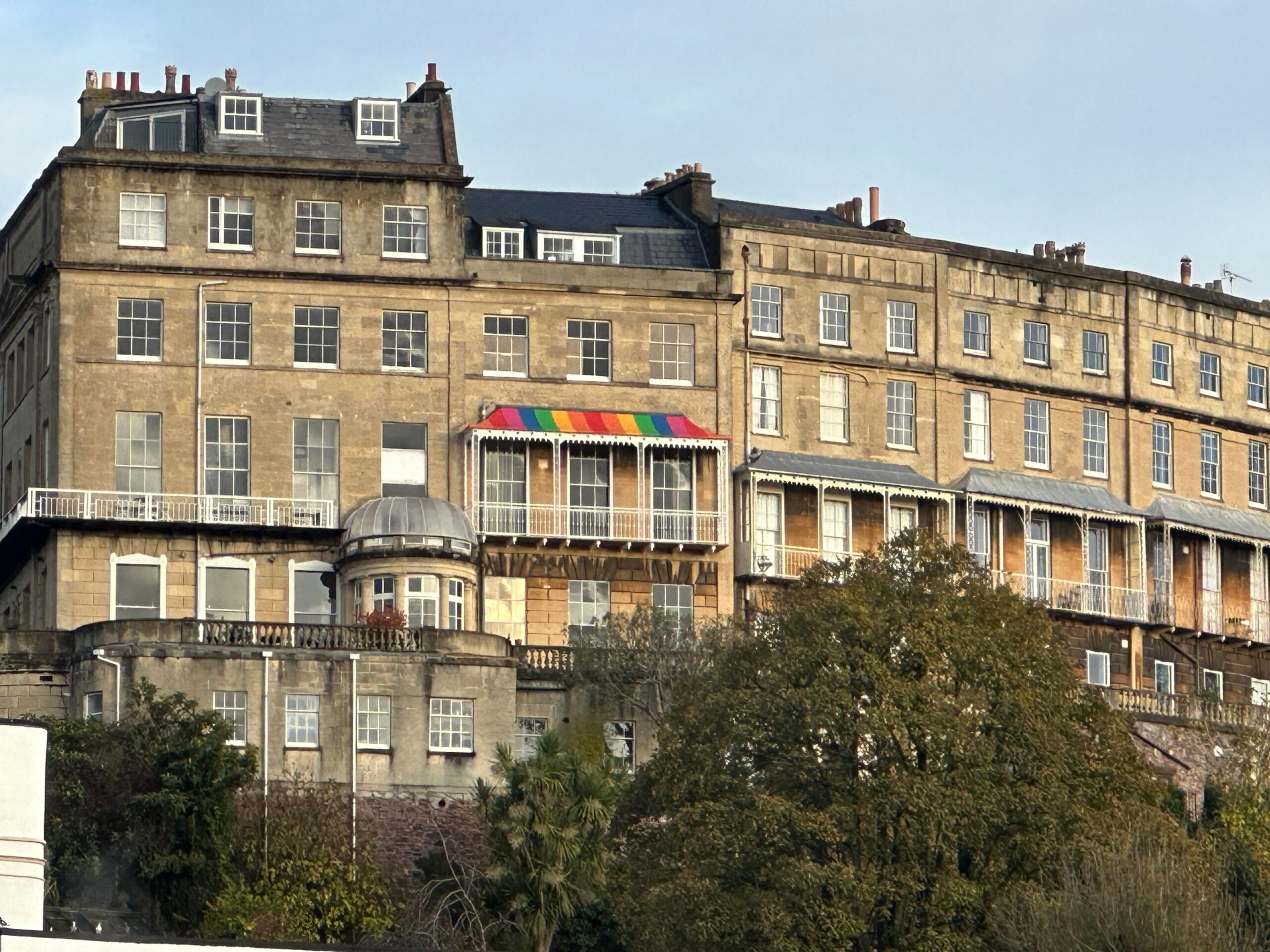 A Bristol un famiglia deve cancellare l'arcobaleno Lgbt sulla tettoia: deturpa il panorama