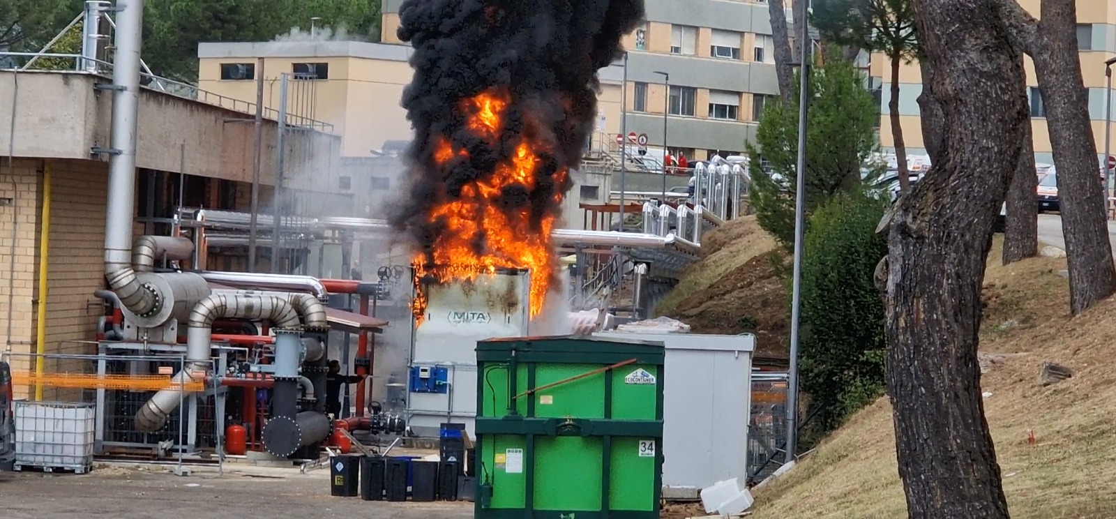 Incendio all'ospedale Giuseppe Mazzini di Teramo: a fuoco la centrale termica