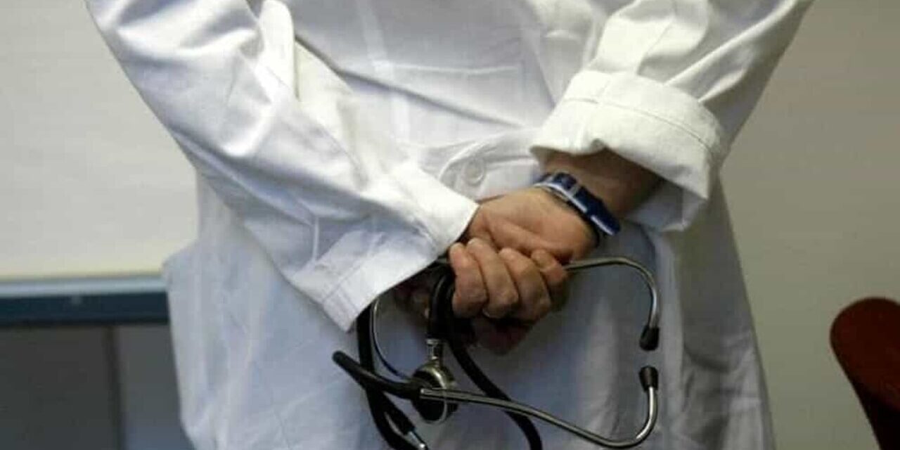 Tentò di abusare di una paziente in ospedale, interdetto un medico 70enne
