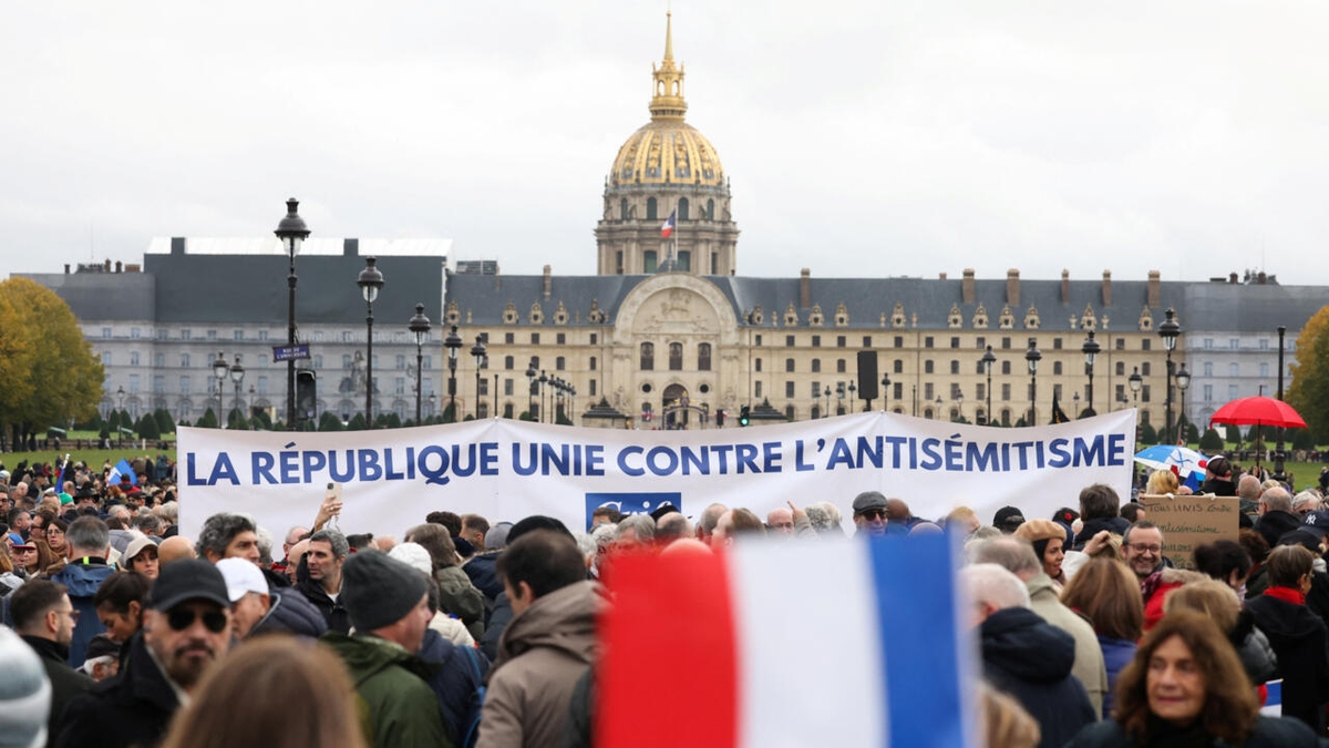 A Parigi grande folla per protestare contro l'antisemitismo