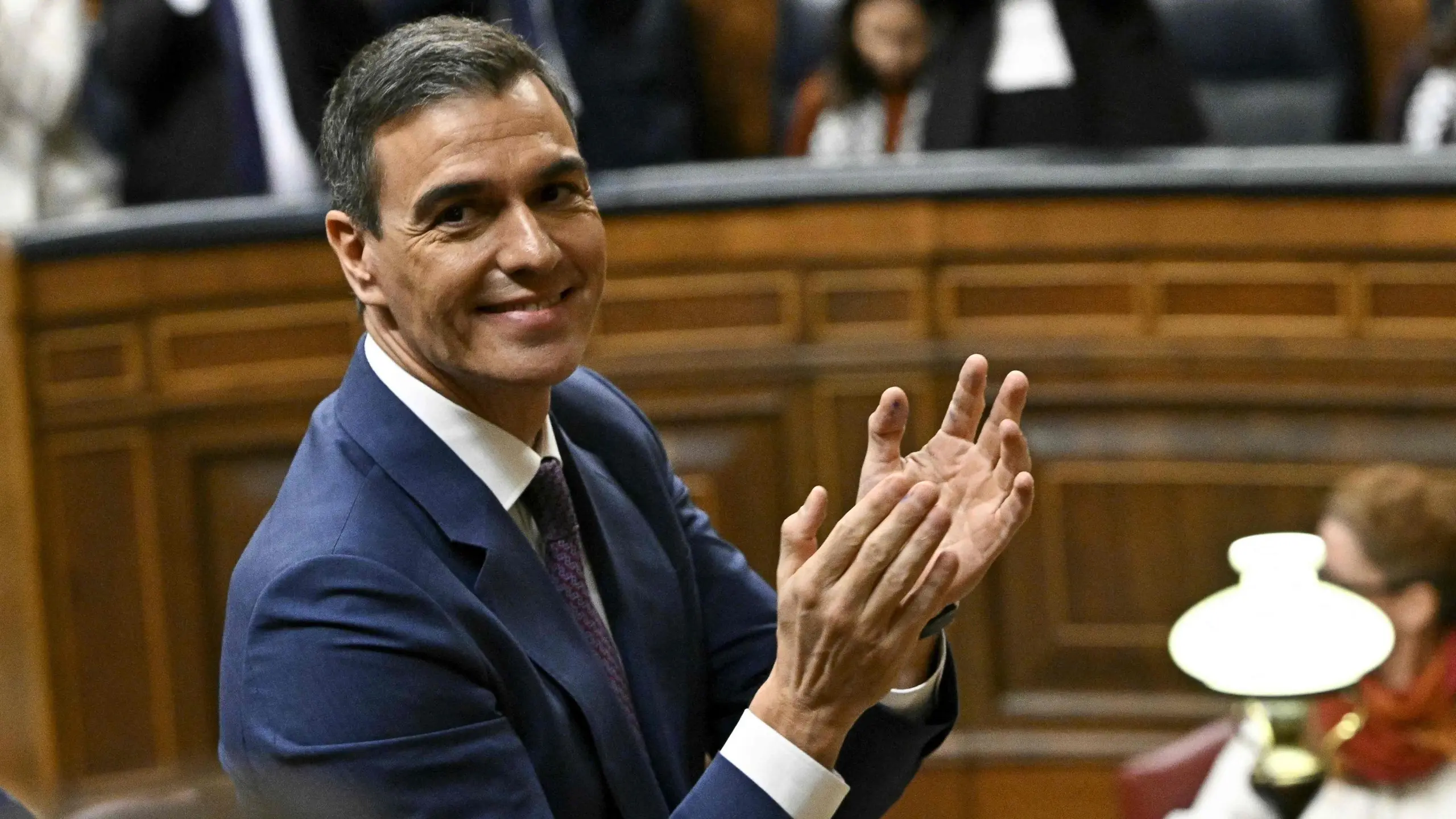 Pedro Sanchez ottiene la fiducia dal Parlamento spagnolo: la terza volta del leader socialista