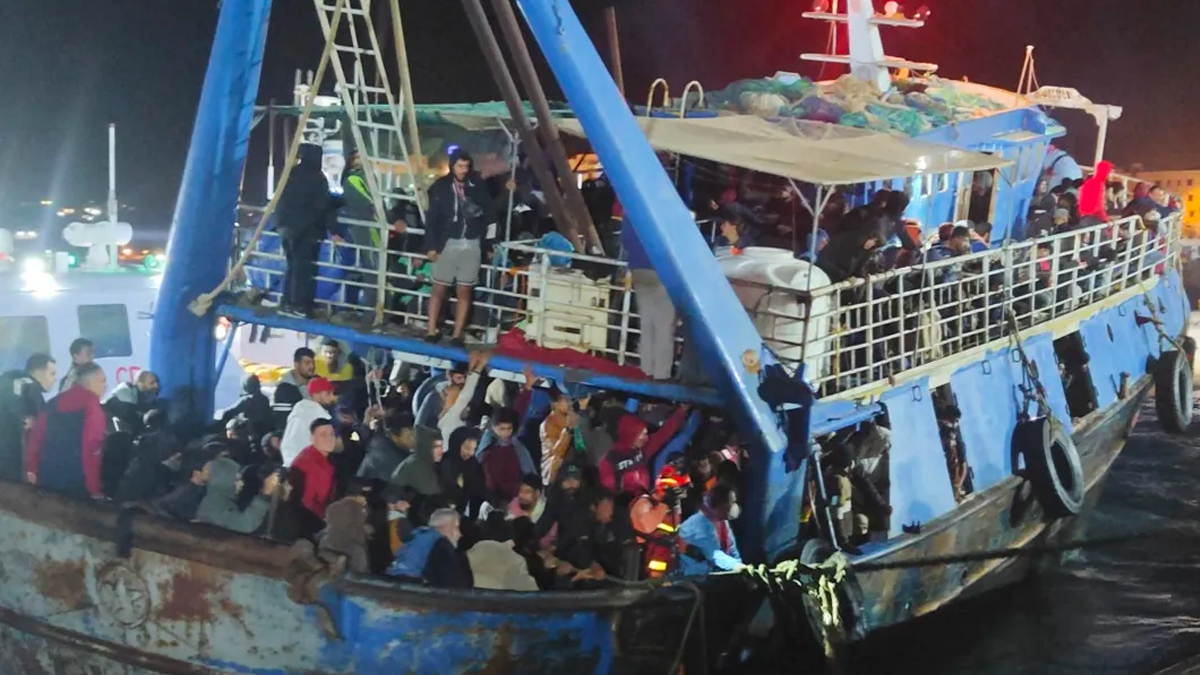 Lampedusa, peschereccio con 573 persone a bordo salvato dalla Guardia Costiera