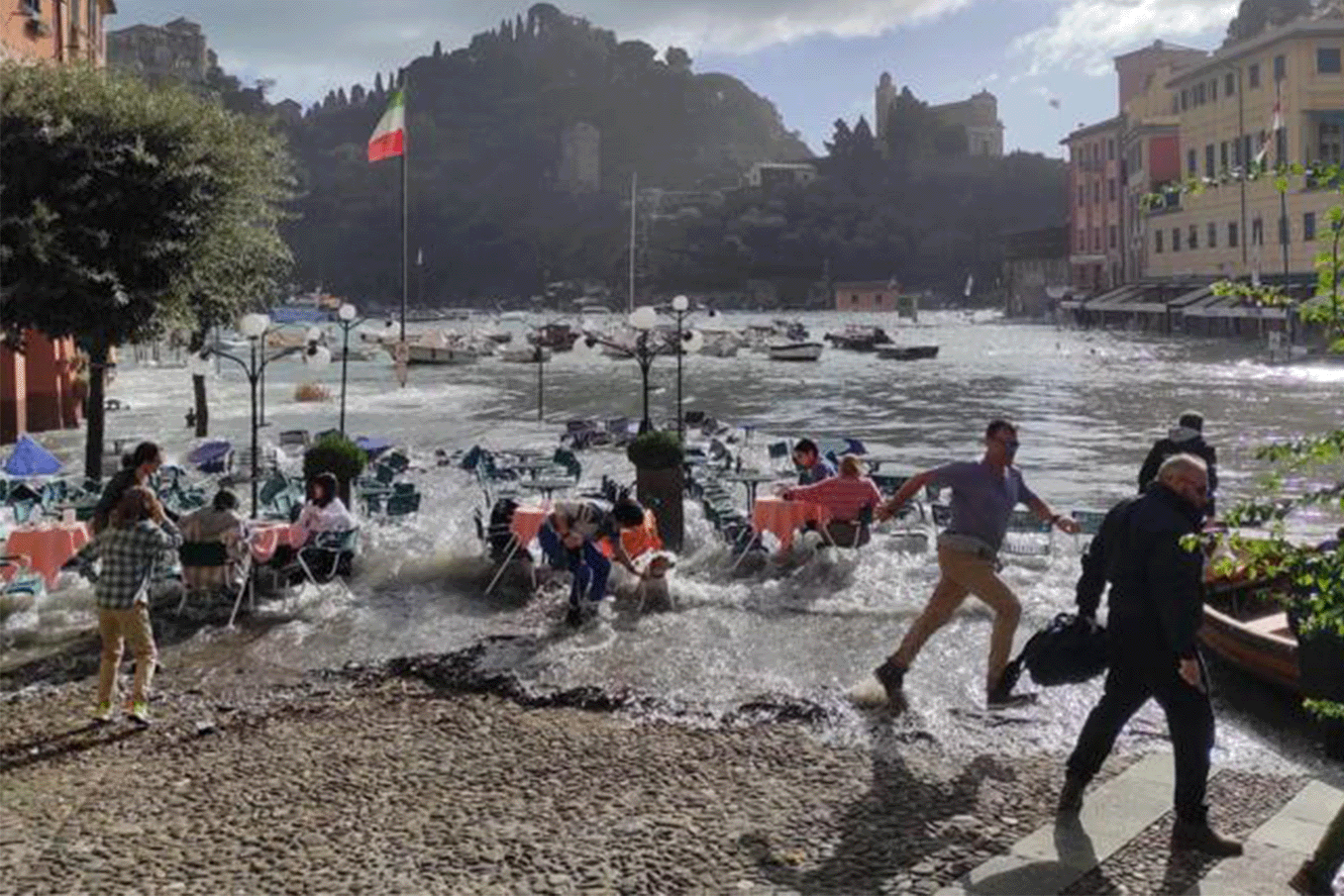 Maltempo, l'acqua "invade" la piazzetta di Portofino: turisti e tavolini finiscono in mare