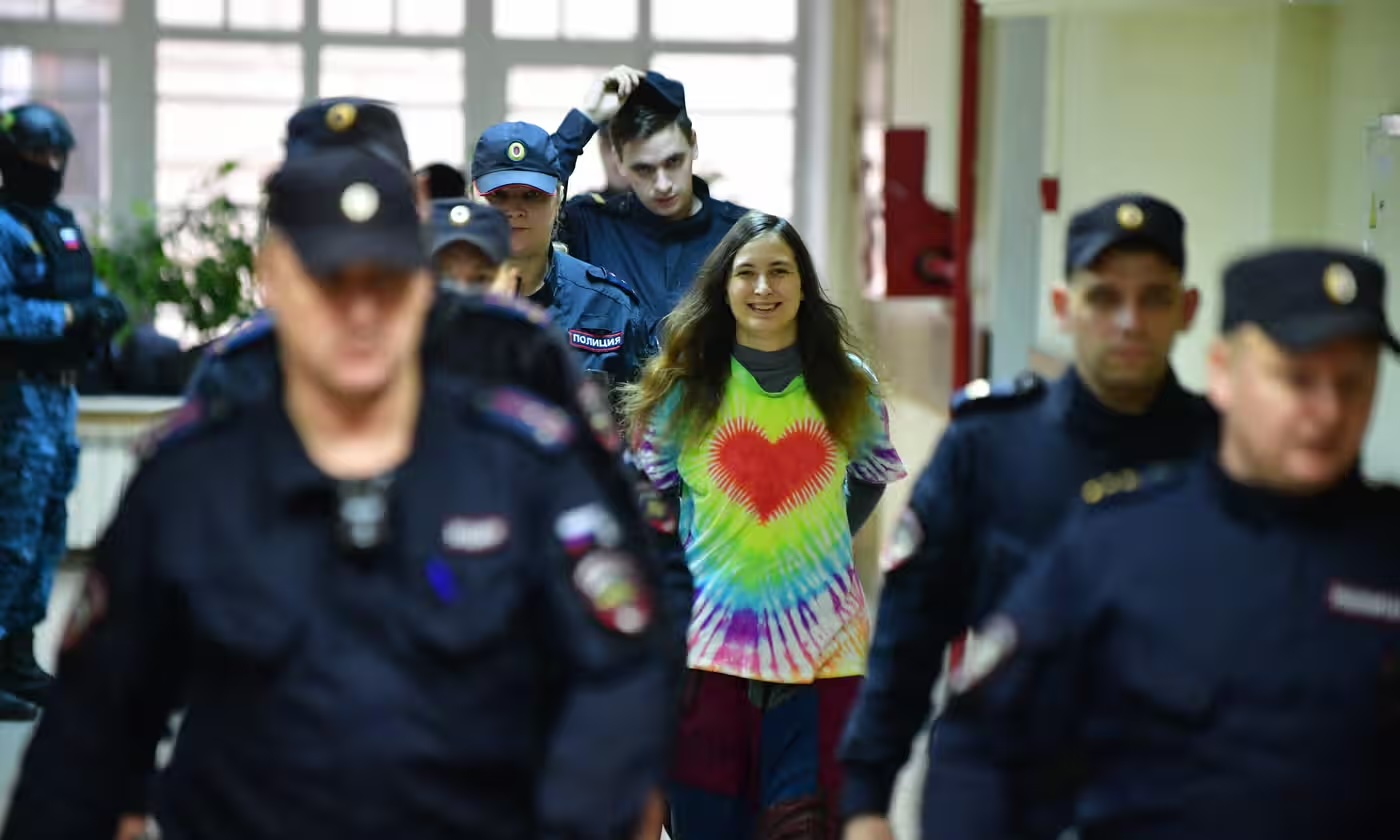 La Russia condanna la musicista Alexandra Skochilenko: era contro la guerra in Ucraina