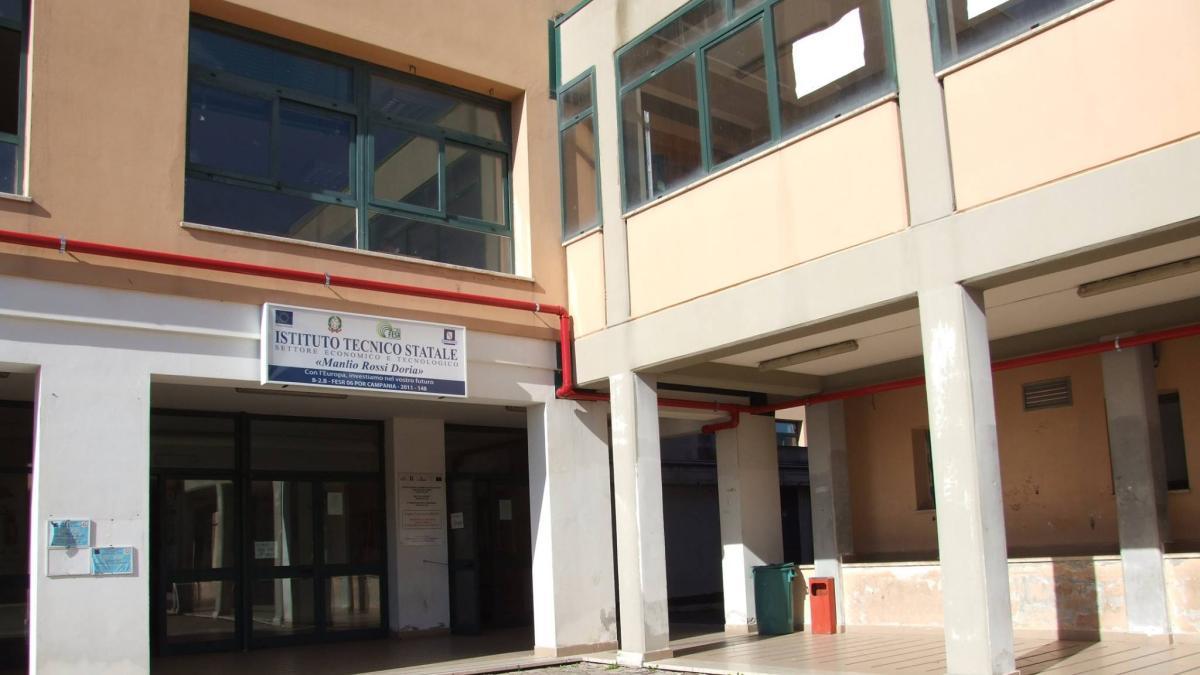 Un 15enne colpisce con un pugno al volto la professoressa: lei lo aveva appena rimproverato