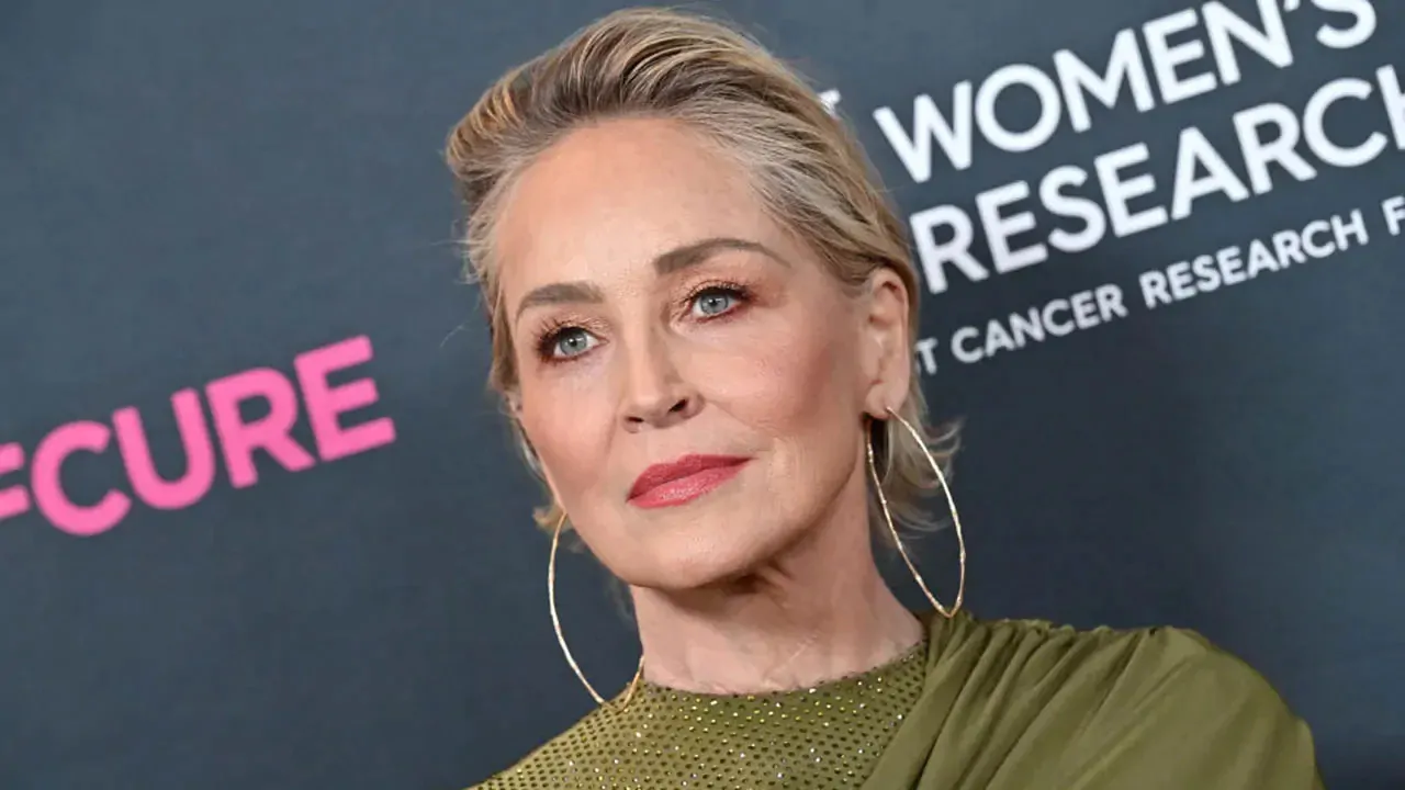 Sharon Stone fu abusata sessualmente da un capo di Hollywood: "Me lo agitò in faccia"