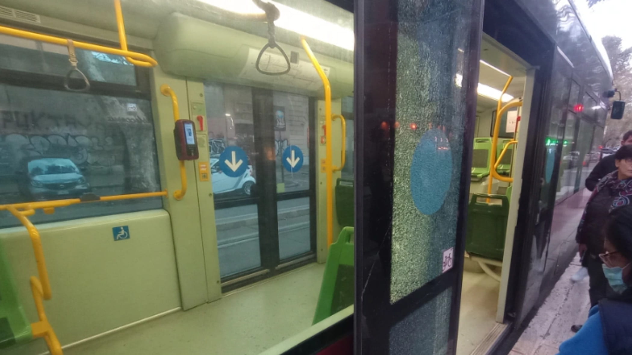 Sfonda il vetro di un tram con un calcio, ferita una passeggera 19enne: l'uomo è riuscito a scappare