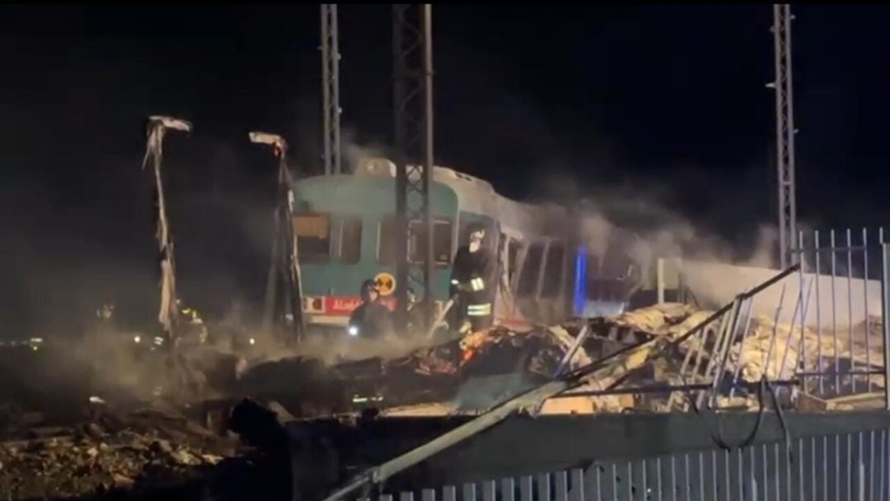 Treno contro camion, due morti nella notte a Thurio: il mezzo era fermo sui binari