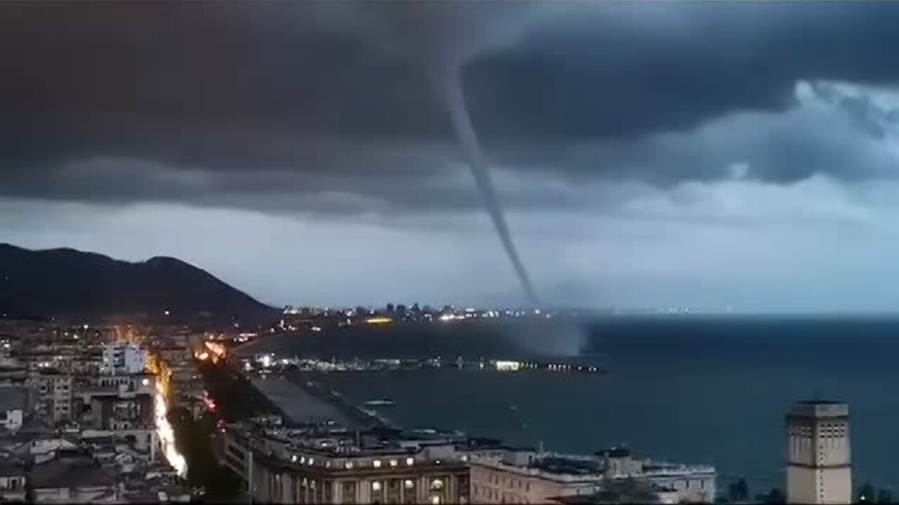 Tromba d'aria in Costiera Amalfitana, le incredibili immagini spaventano residenti e turisti