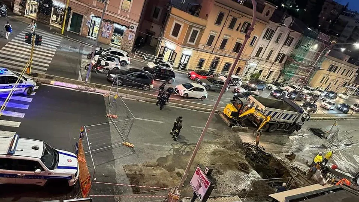 Enorme voragine a Corso Francia, traffico in tilt per una tubatura rotta