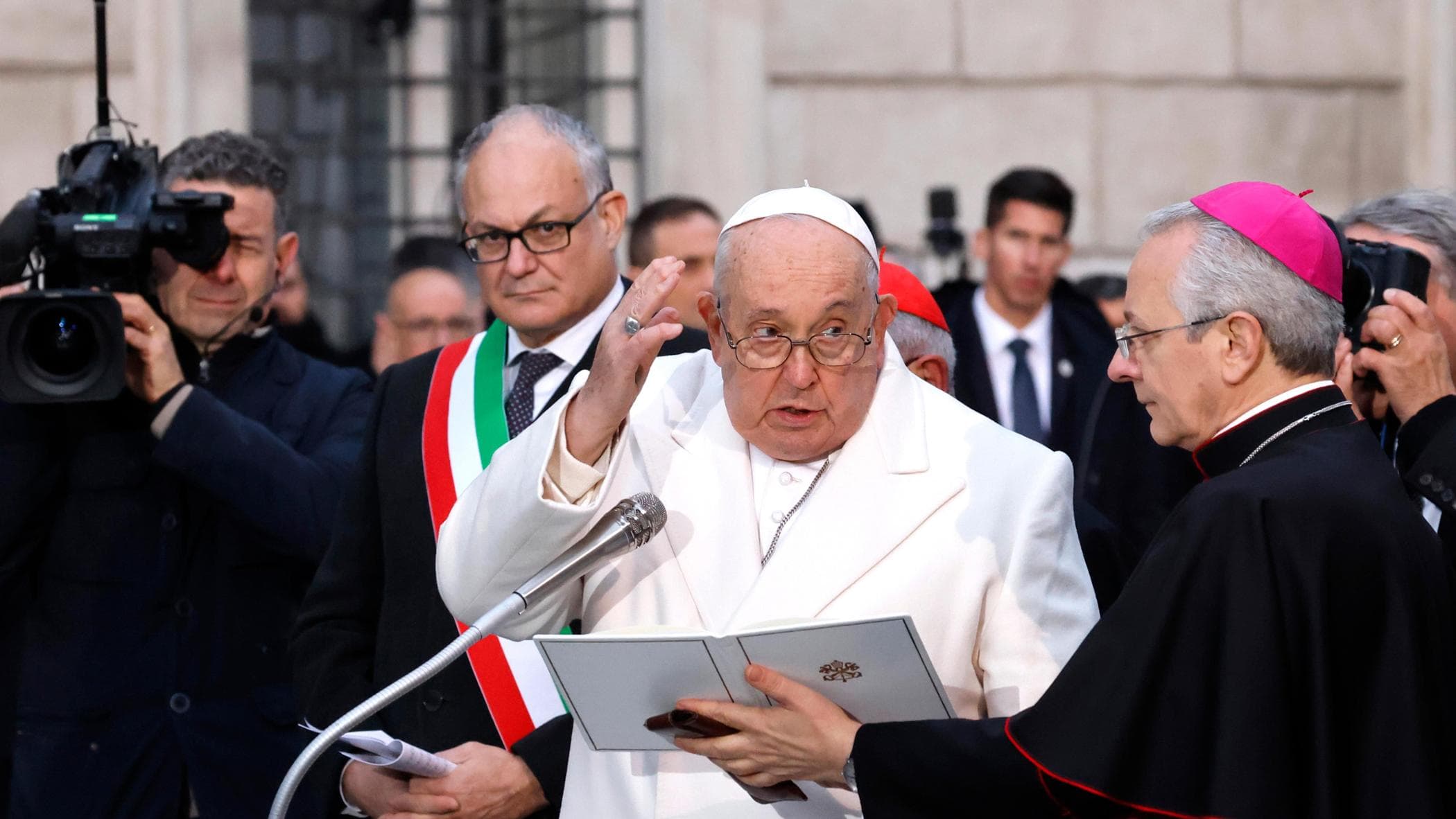 Coppie omosessuali, il Vaticano: "Sì alle benedizioni, ma non sono veri matrimoni"