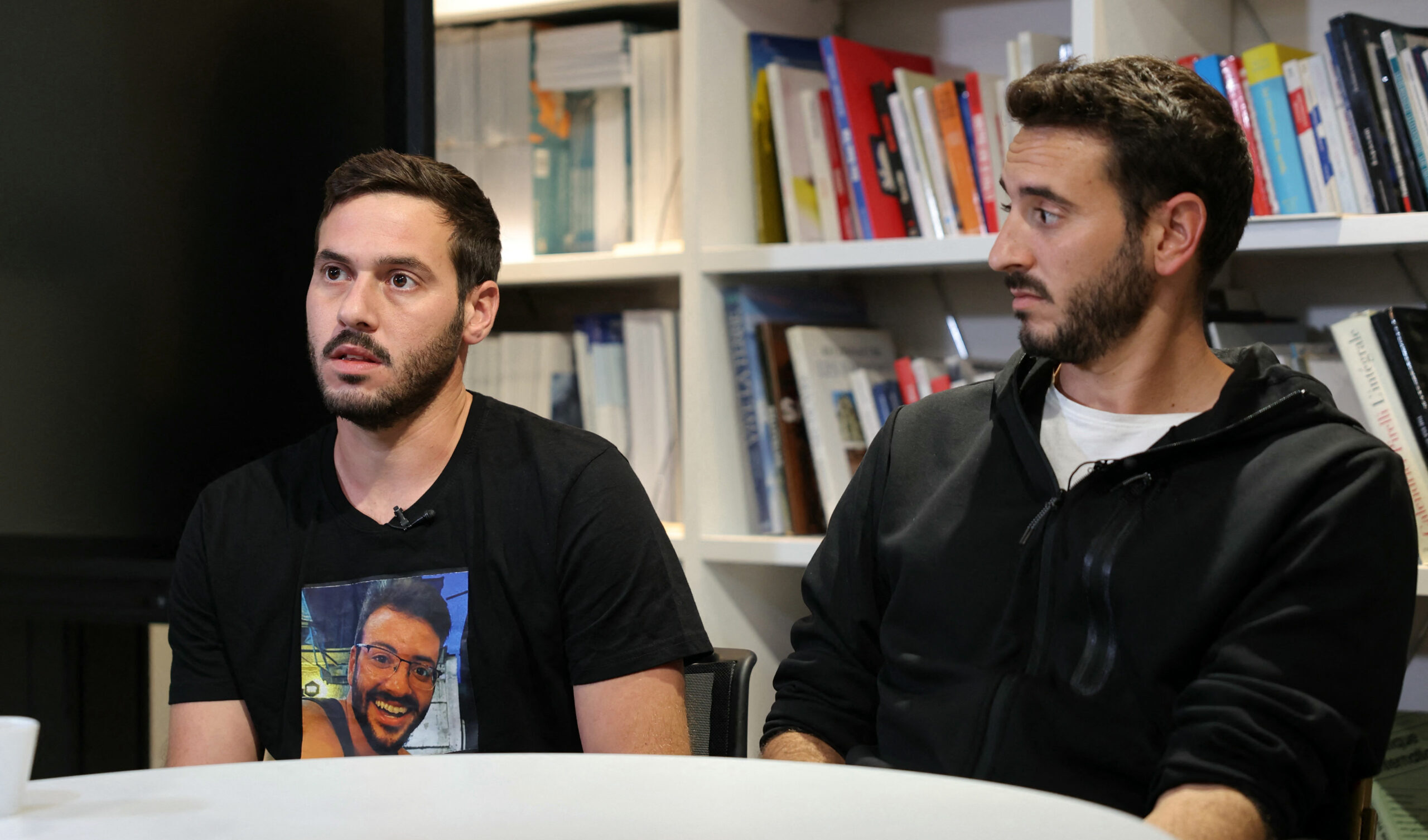 Il fratello dell'ostaggio ucciso dai militari israeliani insulta Gallant: "Anche quando dormirà vedrà la sua foto" Ido e Yonatan Shamriz, fratelli di Alon Shamriz