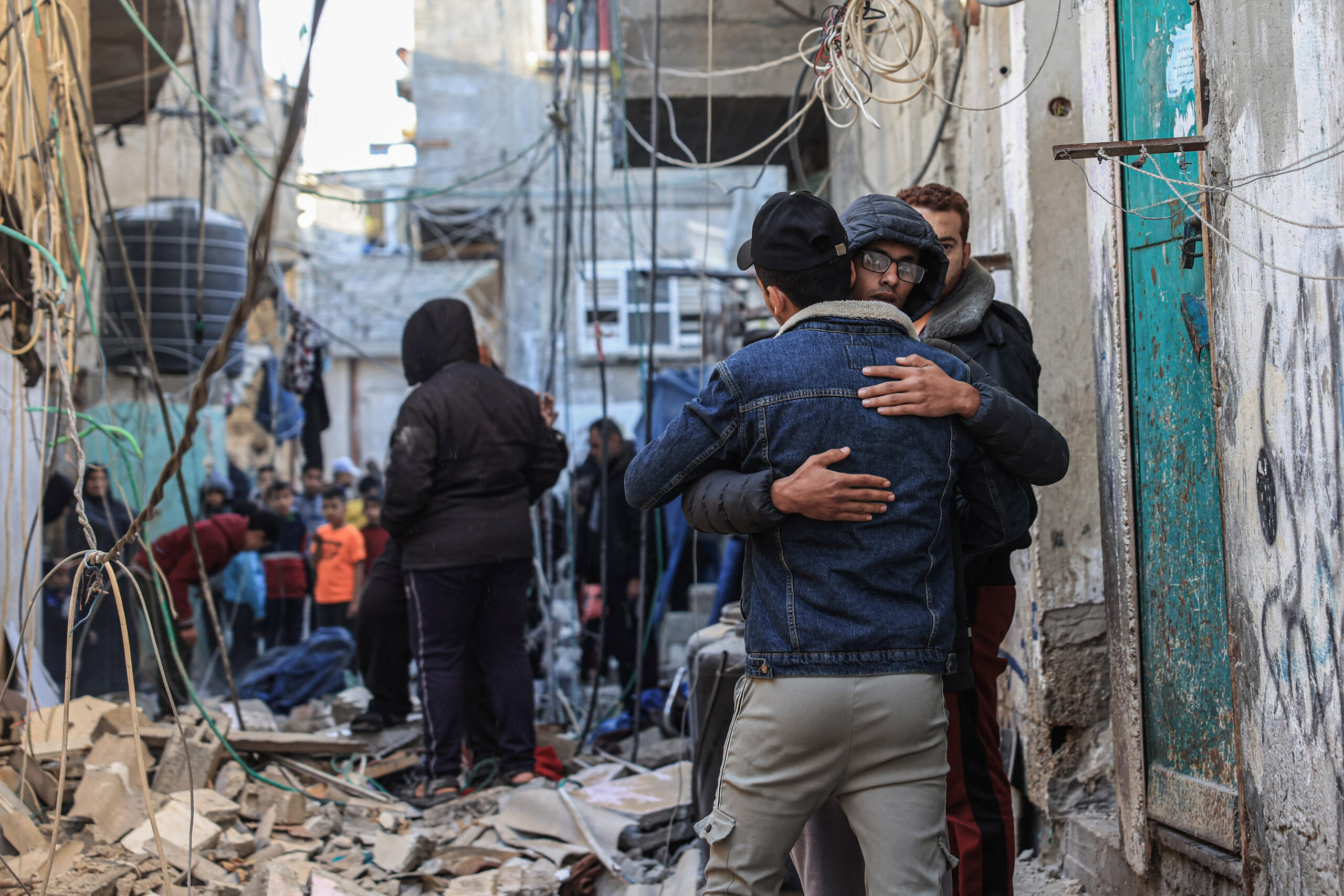 Gaza, Israele bombarda il quartier generale della Mezzaluna rossa: altri 52 civili uccisi nella notte Gaza, Israele bombarda il quartier generale della Mezzaluna rossa: altri 52 civili uccisi nella notte