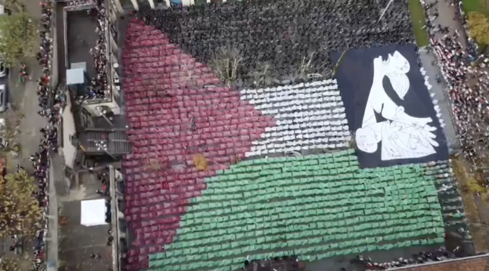 Un murale umano nella città basca di Guernica in solidarietà a Gaza