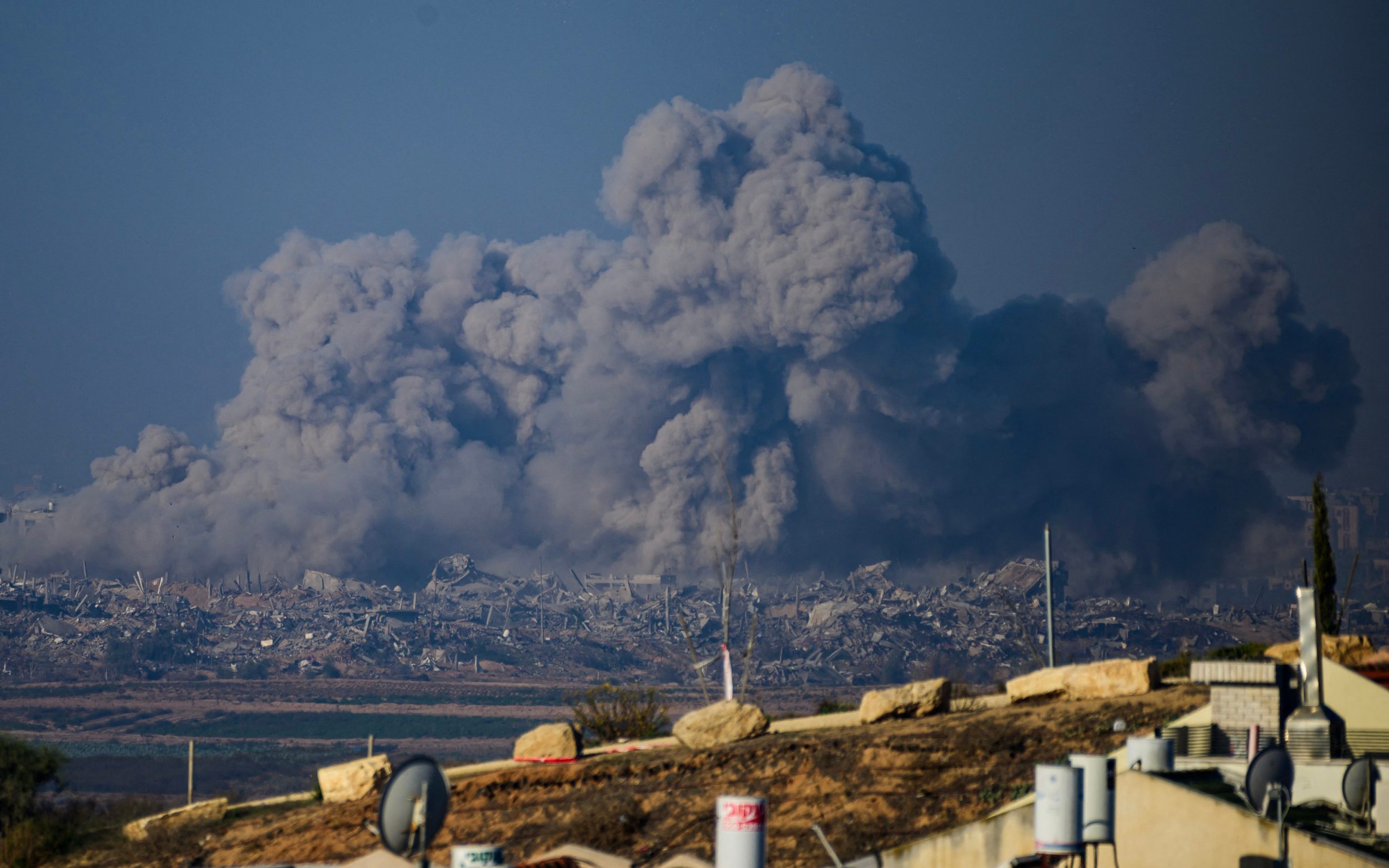Guerra di Gaza, oltre ai morti il costo climatico: dilagano le emissioni di Co2