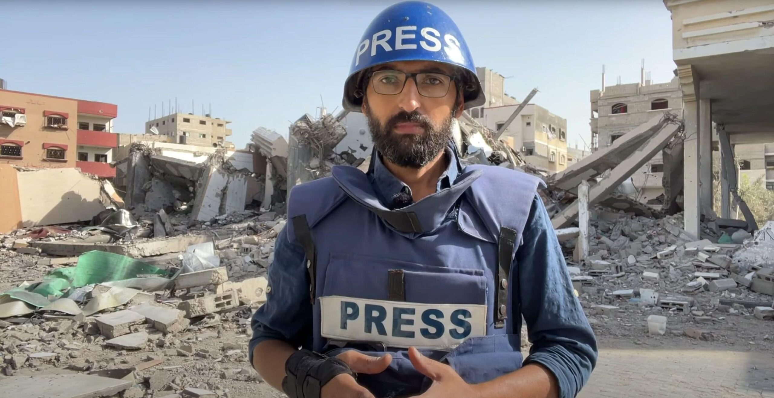 Gaza, il giornalista il Al Mashhad ferito dagli israeliani: impedito all'ambulanza di portarlo all'ospedale